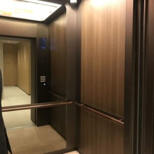 کابین آسانسور چوبی قهوه‌ای